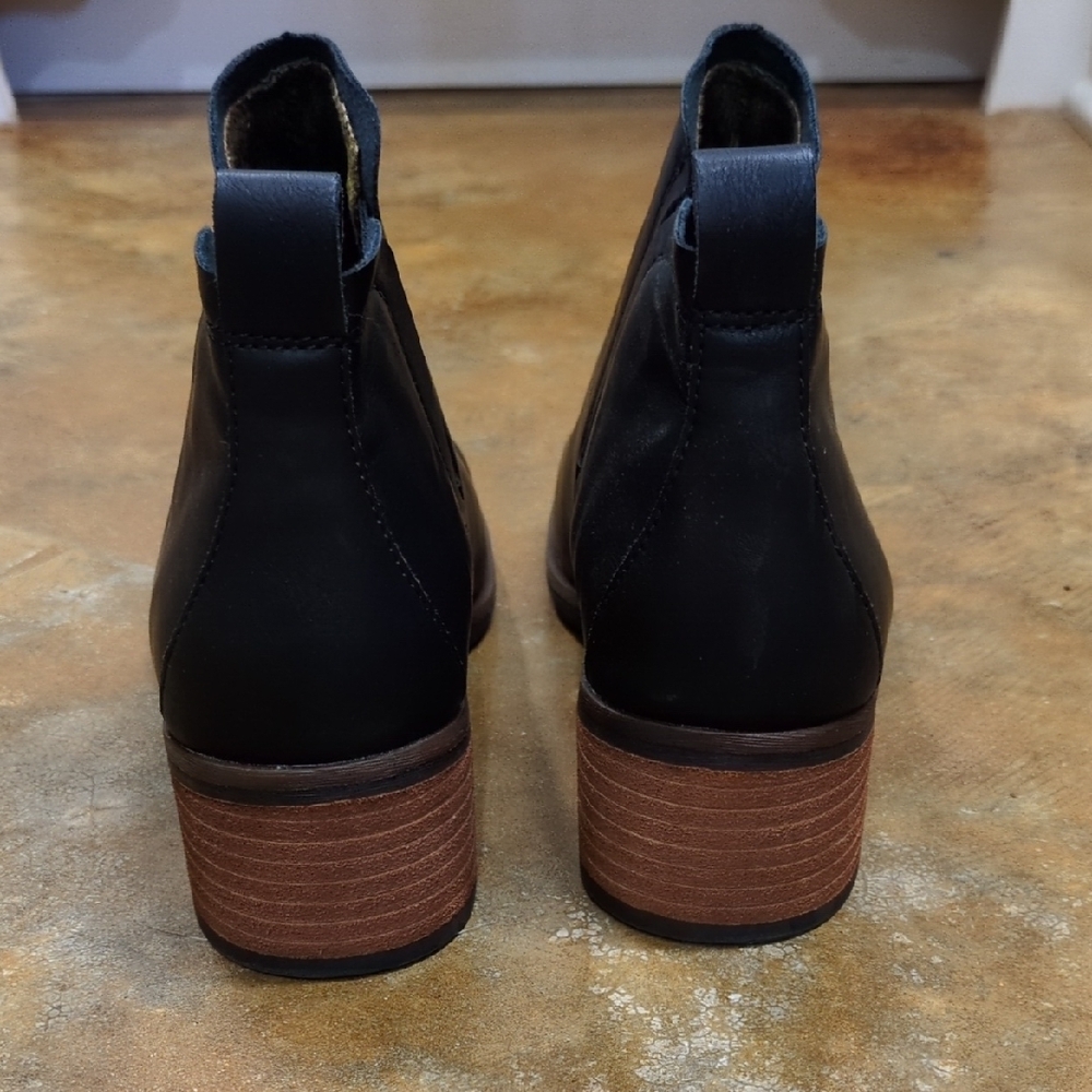 NWOT, Korks Black Leather Ankle Booties, Size 7 - Picture 2 of 3